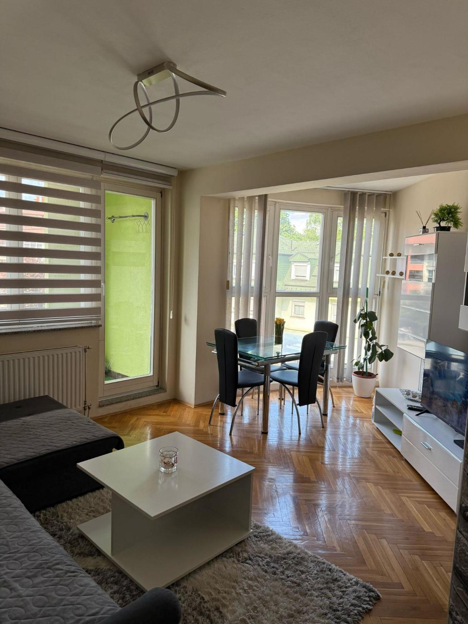 Lnb Lux Apartamento Doboj Quarto foto